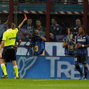  国际米兰争议红牌，VAR判定引球迷抗议  