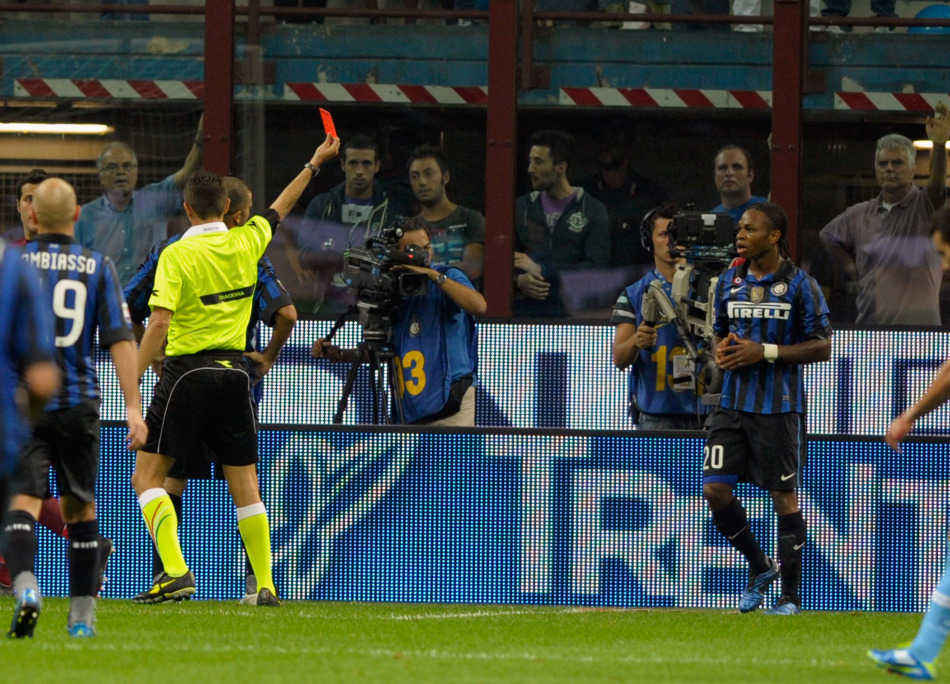  国际米兰争议红牌，VAR判定引球迷抗议  